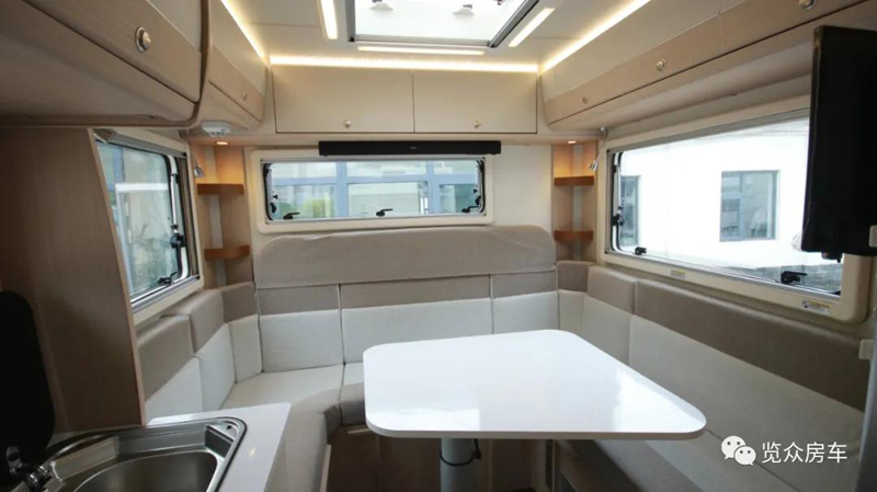 老人孩子房車(chē)旅行，選擇這款房車(chē)合適