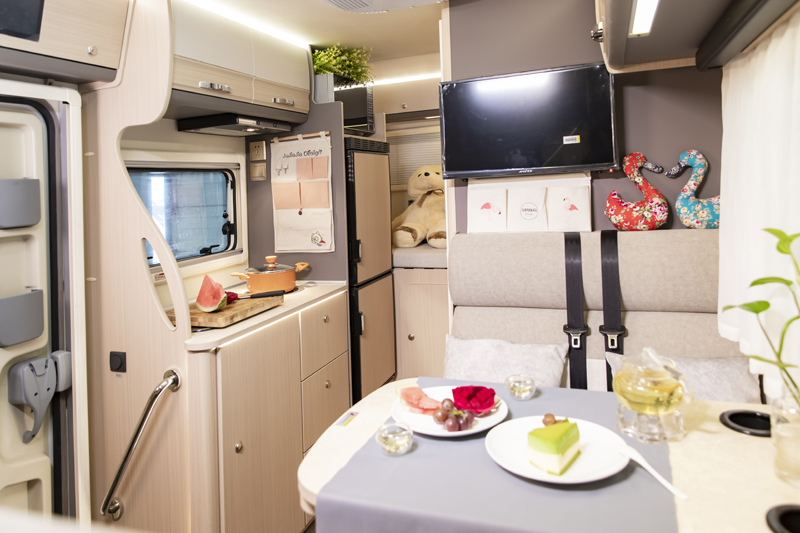 一家四口出行，這款房車非常合適