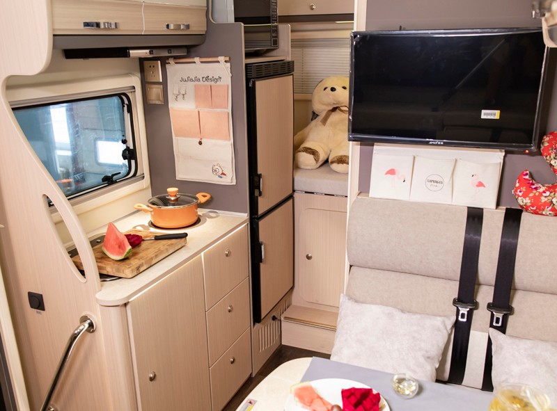 一家四口出行，這款房車非常合適